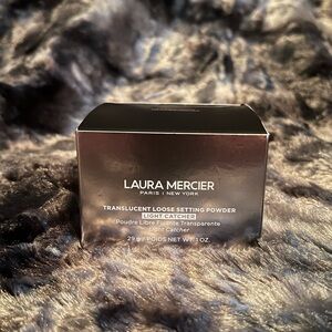 Laura Mercier Translucent Loose Setting Powder - Light Catcher - in Cosmic Rose
